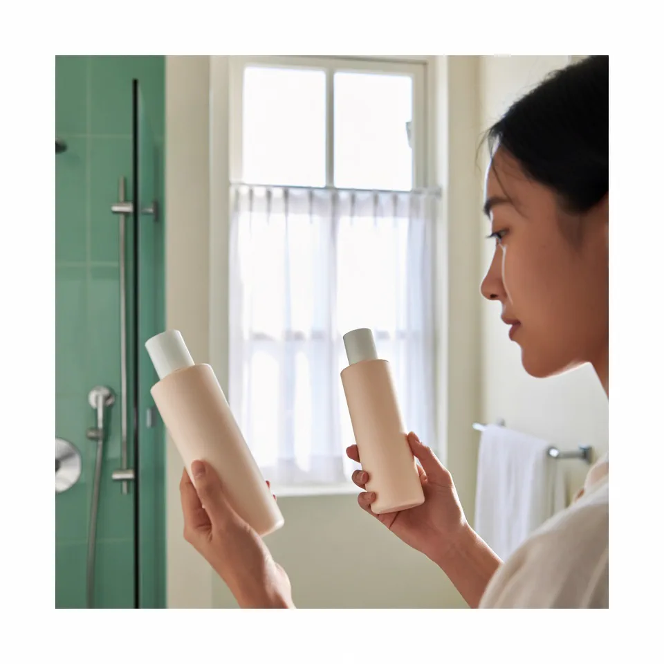 Người dùng cân nhắc giữa các lựa chọn chăm sóc tóc trong phòng tắm